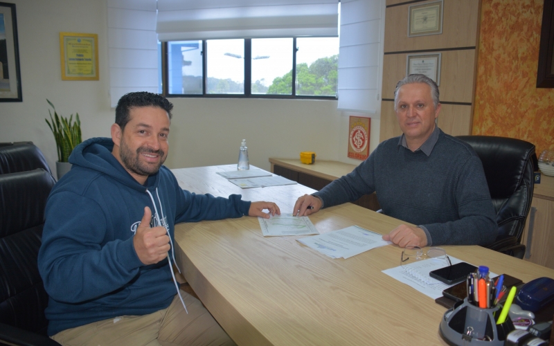 Prefeito interino Jarbas Mocelin assina início do programa de regularização fundiária na Colônia Maria José