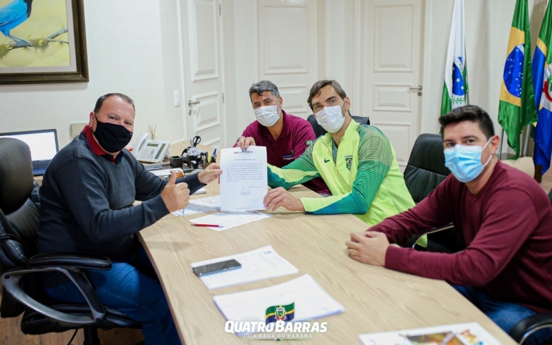 Prefeito Tolardo recebe o campeão olímpico Giba e conhece projeto esportivo e social para crianças e jovens