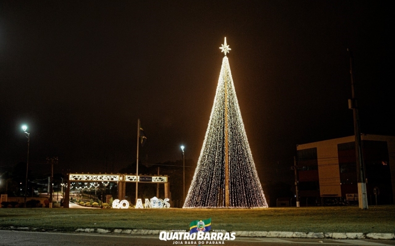 Quatro Barras iluminada para festejar o Natal