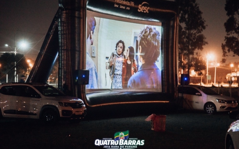 Cinema ao ar livre tem sucesso de público no Jardim Menino Deus