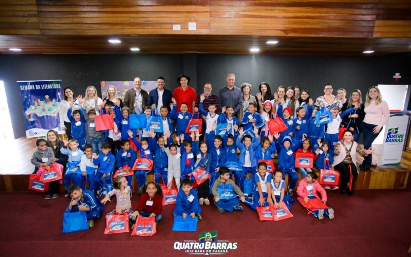 Prefeitura realiza entrega de livros para alunos da rede municipal de ensino