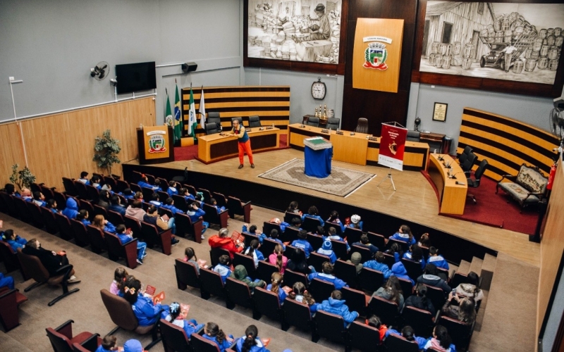 Alunos de escolas municipais assistem ao espetáculo ‘Montando Lobato’ 
