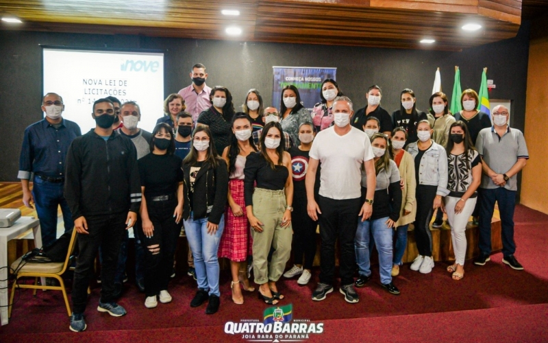 Servidores de Quatro Barras participam de qualificação sobre a nova lei de licitações