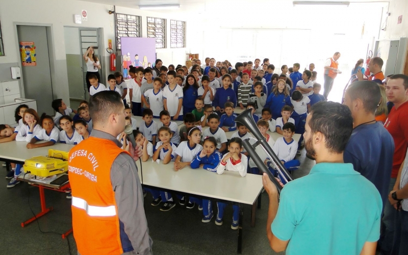 Projeto Ensinar para Proteger treina plano de evacuação nas escolas