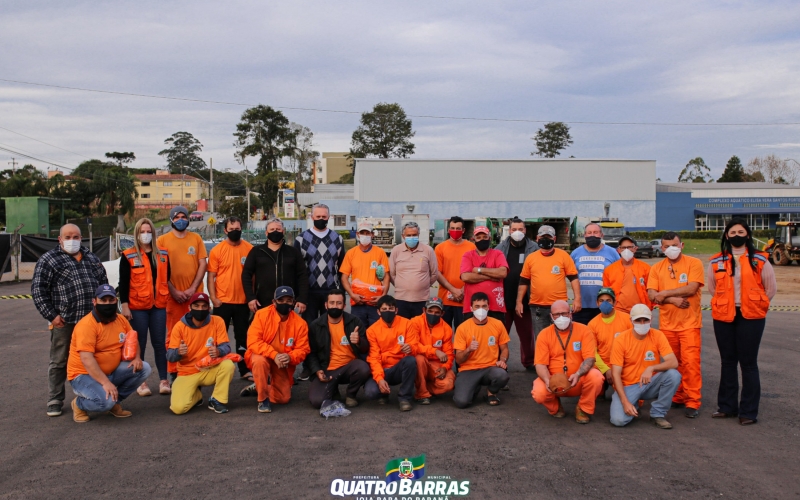 Quatro Barras: colaboradores da coleta seletiva recebem vacinação contra a Covid-19 e novos  EPIs