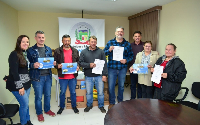 Ganhadores do IPTU Premiado de Quatro Barras recebem prêmios