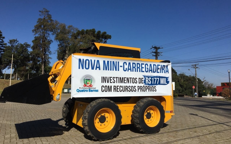 Quatro Barras adquire nova mini carregadeira