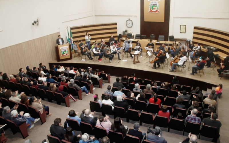 Orquestra de Cordas encanta público de mais de 250 pessoas