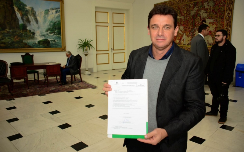 Lara assina homologação para compra de novos equipamentos de infraestrutura