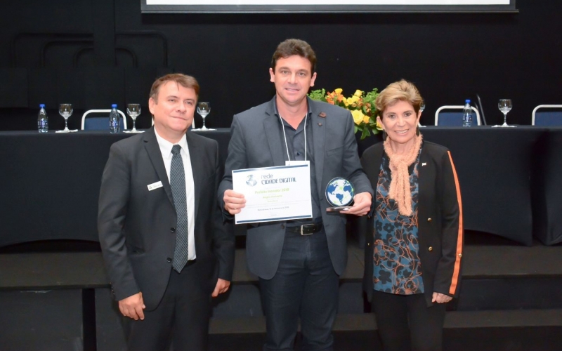 Prefeito Lara é premiado por iniciativa na área tecnológica