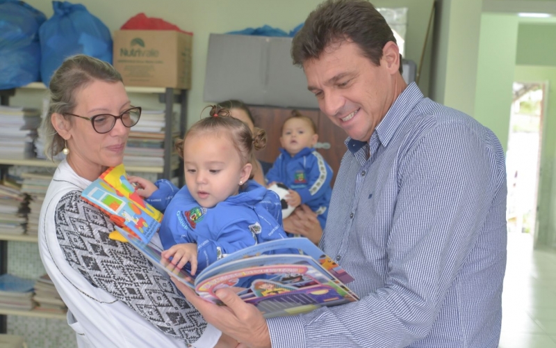 Quatro Barras inicia entrega dos uniformes e kits escolares