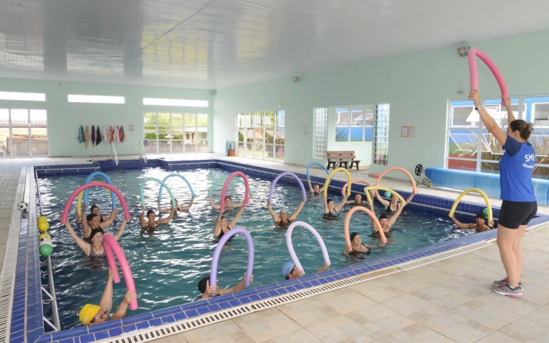 Aulas de hidroginástica são retomadas na piscina aquecida