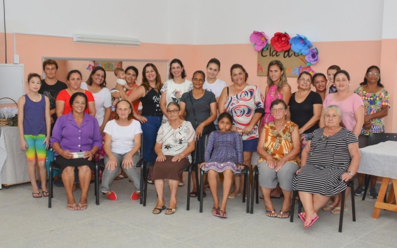 Programa leva oficinas gratuitas de artesanato à comunidade