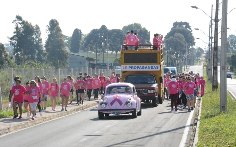 QUATRO BARRAS REALIZA CAMINHADA ROSA, EM ALUSÃO AOS CUIDADOS COM A SAÚDE DA MULHER
