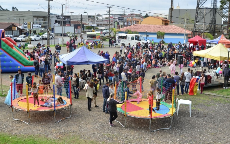 MÊS DAS CRIANÇAS É COMEMORADO COM DIVERSAS ATRAÇÕES E FESTIVIDADES EM QUATRO BARRAS