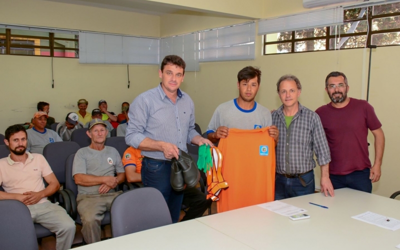 Coletores recebem novos uniformes e equipamentos de proteção