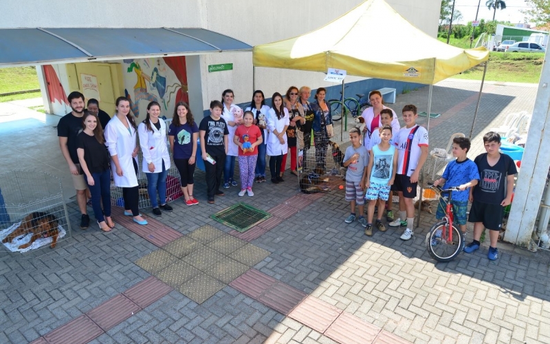 FEIRA DE ADOÇÃO DE ANIMAIS É REALIZADA EM QUATRO BARRAS EM COMEMORAÇÃO AO OUTUBRO ANIMAL