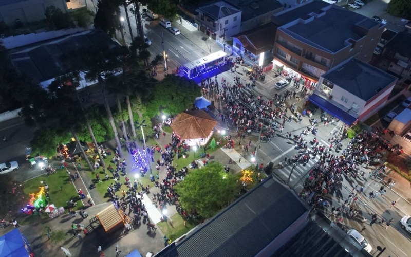 NATAL ENCANTADO PROMOVE O VERDADEIRO ESPÍRITO NATALINO EM QUATRO BARRAS