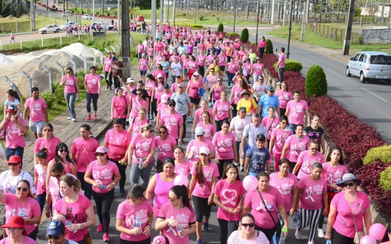 Mais de 400 mulheres participam da Caminhada do Outubro Rosa