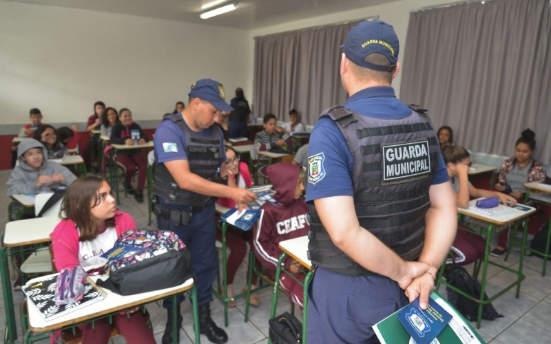 Programa Guarda Amigo leva orientações a jovens de colégios estaduais