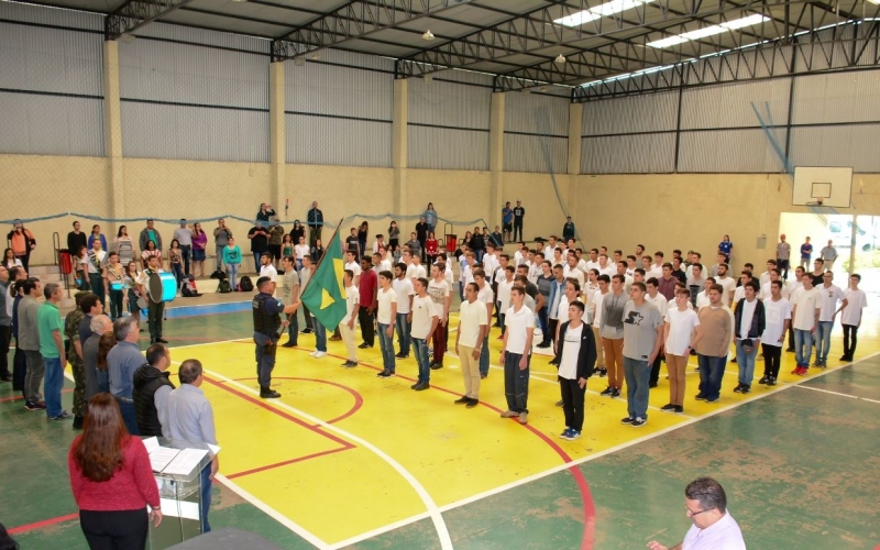Em ato solene, jovens são dispensados do Serviço Militar