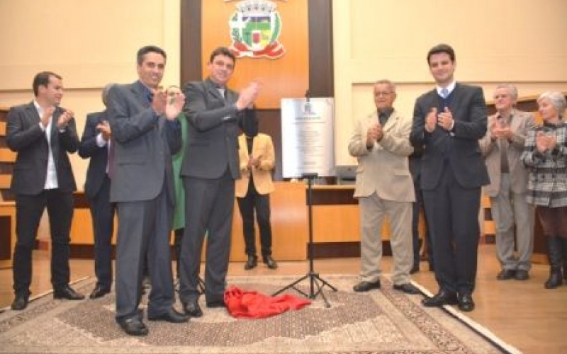 Prefeito Lara e neto do então governador Paulo Cruz Pimentel, Eduardo Pimentel, descerram placa comemorativa ao Cinquent