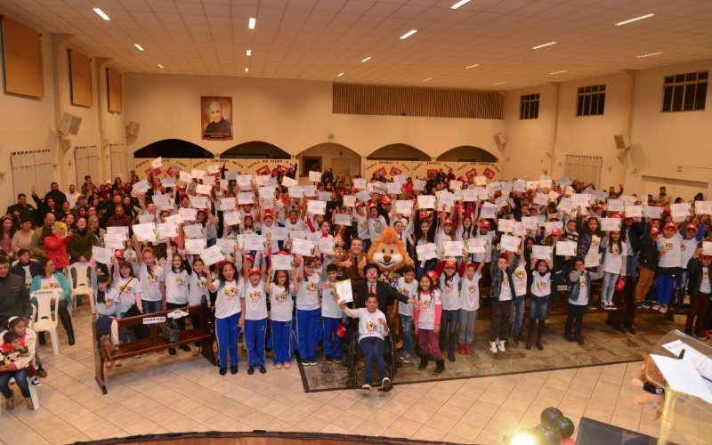 Proerd Quatro Barras forma 195 alunos