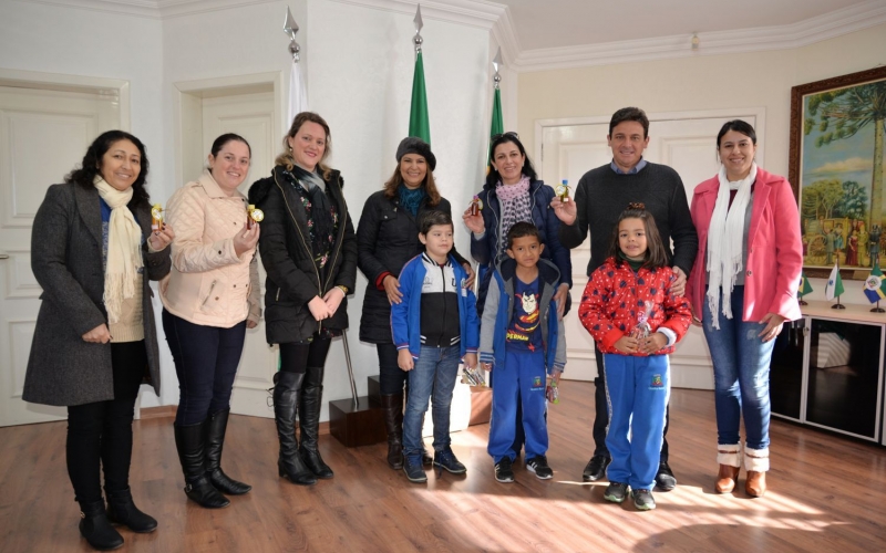 Alunos desenvolvem projeto de abelhas sem ferrão