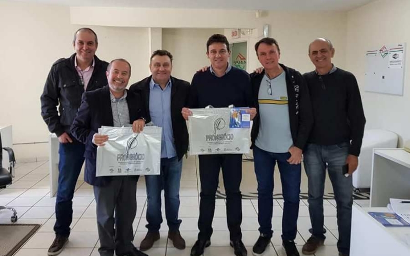 Prefeito Lara visita associação em Brusque para fomentar implantação de pólo têxtil