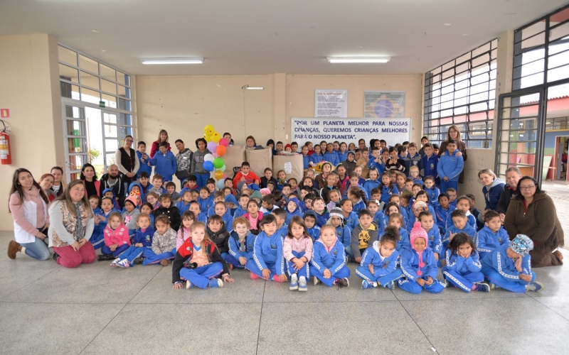 Crianças, pais e comunidade escolar dão exemplo de solidariedade