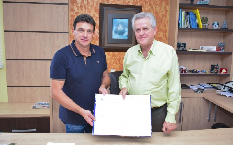 Lara transmite cargo ao vice-prefeito Roberto Adamoski