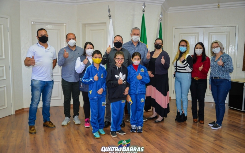 Prefeito Tolardo conhece projeto de Trânsito desenvolvido por alunos da Escola Municipal Tancredo Neves