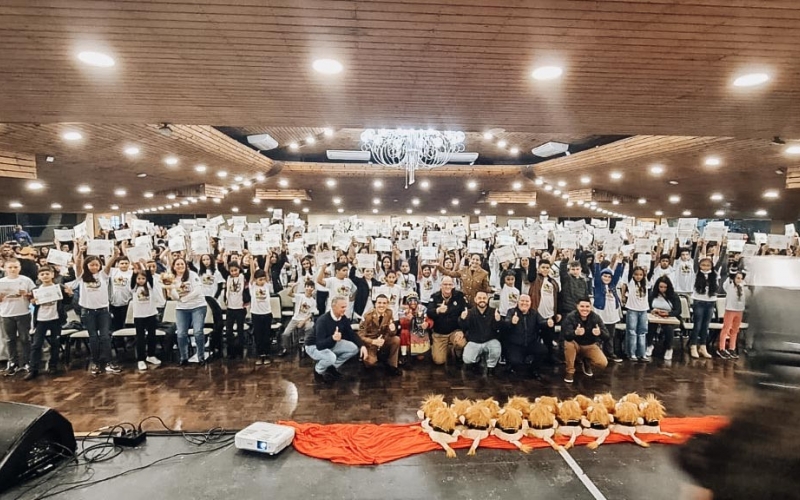 Contra às drogas e a favor das crianças: Mais de 300 alunos de Quatro Barras são formados pelo Proerd